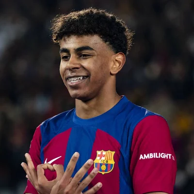 Lamine Yamal, aujourd'hui joueur du FC Barcelone, arborant un sourire et un appareil dentaire.