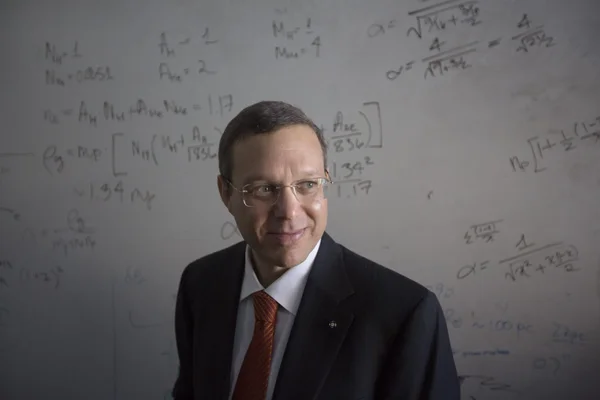 Le professeur Avi Loeb, de l'Université Harvard, devant un tableau d'équations.