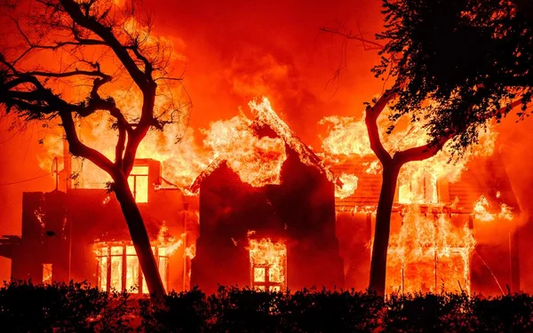 Incendie dévastateur à Los Angeles : une habitation ravagée par les flammes en pleine nuit.