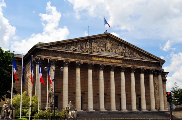 Le Palais Bourbon, siège de l'Assemblée nationale française, sous un ciel bleu.