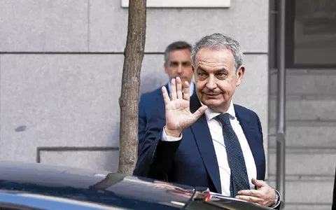 José Luis Zapatero à l'extérieur, probablement lors d'une comparution judiciaire.