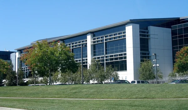 Façade sud du Googleplex, siège social de Google à Mountain View, entourée d'espaces verts.