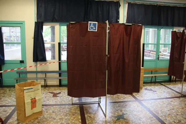 Isoloirs pour le second tour de la présidentielle 2017 entre Emmanuel Macron et Marine Le Pen.