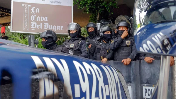 Policiers anti-émeute en opération au Mexique, après la mort de cinq policiers tués par les cartels dans l'ouest du pays.