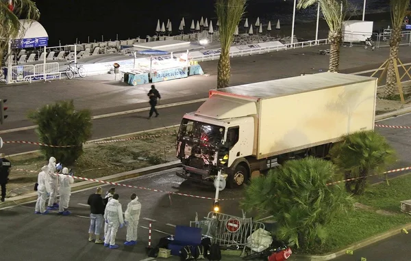 Les enquêteurs examinent le camion qui a percuté la foule, le 14 juillet 2016 à Nice.