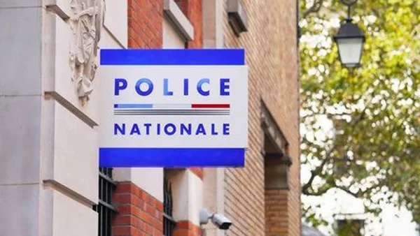 Plaque de la Police Nationale sur un mur, symbole de l'enquête en cours après l'agression d'une jeune femme dans le XIe arrondissement.