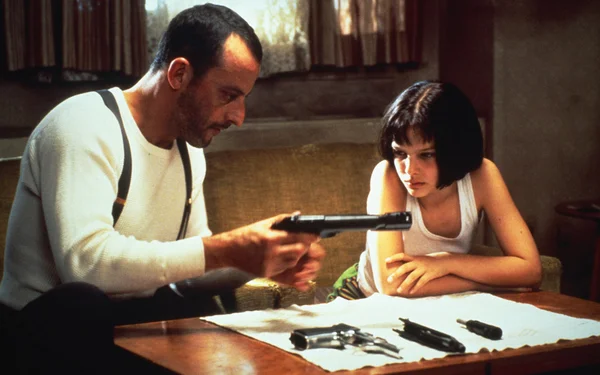 Jean Reno apprend à Natalie Portman à assembler une arme dans Léon.