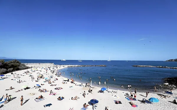 Une plage très fréquentée du Sud de la France lors d'une journée de canicule.