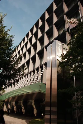 Siège de Sony Music Entertainment au Japon, bâtiment moderne à façade géométrique.