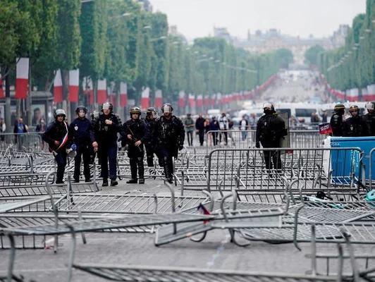 Dispositif des forces de l'ordre lors d'une manifestation sur les Champs-Élysées.