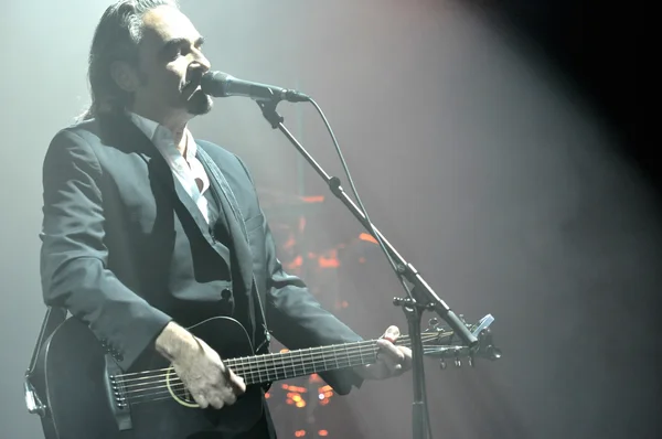 Stephan Eicher interprétant ses chansons sur scène lors du Bardentreffen.