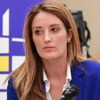Roberta Metsola s'adressant à la presse.
