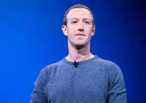 Mark Zuckerberg, PDG de Meta, photographié devant un fond bleu