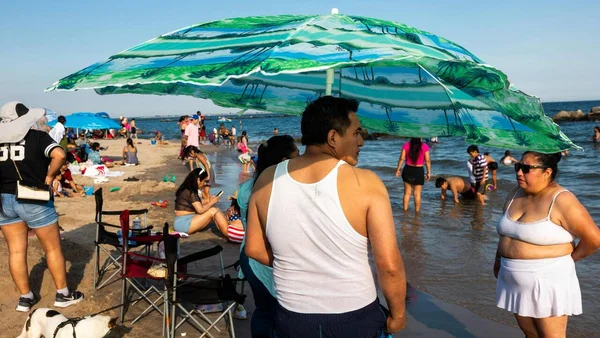 Des baigneurs affluent sur une plage pour se rafraîchir lors d'une vague de chaleur intense aux États-Unis.