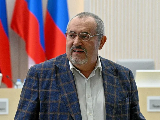 Boris Nadejdine, candidat d'opposition, devant des drapeaux russes.