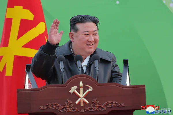 Kim Jong-un saluant la foule lors d'une apparition publique.
