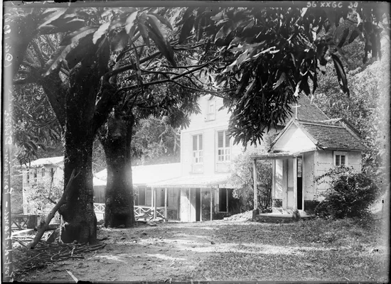 Habitation et chapelle à Fort-de-France, photographiées par André Salles en décembre 1894.