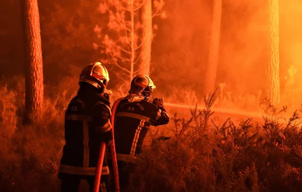 Pompiers luttant contre un incendie de forêt en Aveyron.