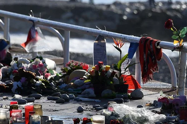 Hommage aux victimes de l'attentat de Nice : fleurs, bougies et drapeaux sur la Promenade des Anglais.