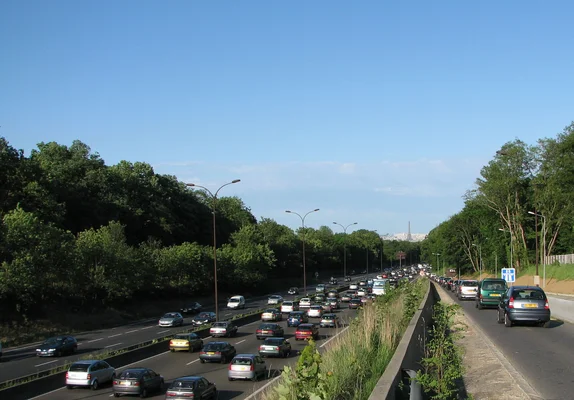 Autoroute A13 en direction de Paris avant le tunnel de Saint-Cloud, avec la tour Eiffel à l'horizon.