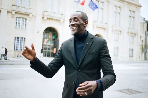 Bally Bagayoko, nouveau maire LFI de Saint-Denis, devant la mairie.