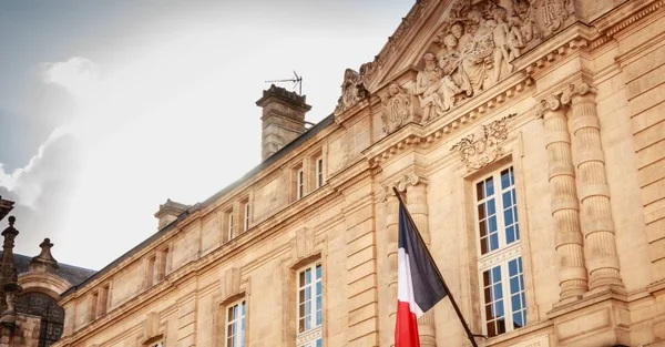 Façade de la préfecture de la Gironde, avec le drapeau français.