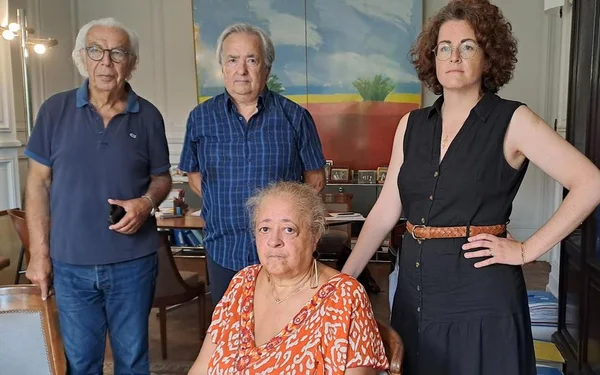 Les parents de Quentin Ruot et des proches, photographiés chez eux.