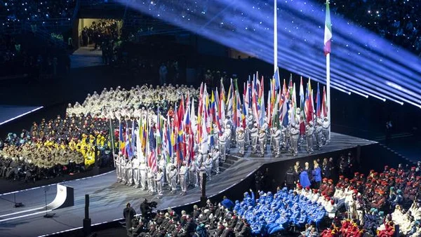Cérémonie d'ouverture des Jeux olympiques avec des porte-drapeaux de différentes nations.