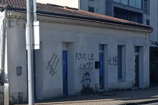 Permanence électorale taguée près de Bordeaux.