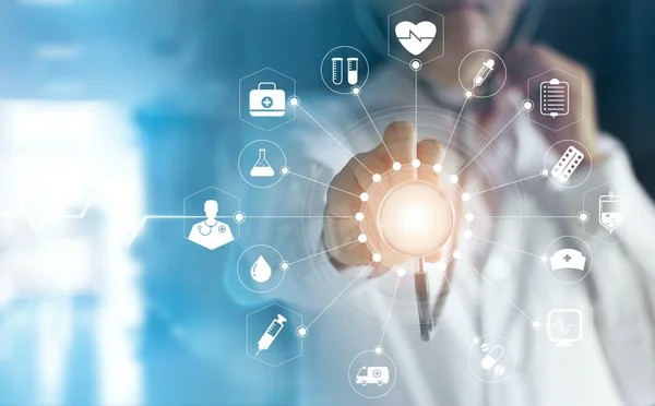 Professionnel de santé manipulant une interface holographique représentant des données médicales, illustrant les enjeux de cybersécurité.