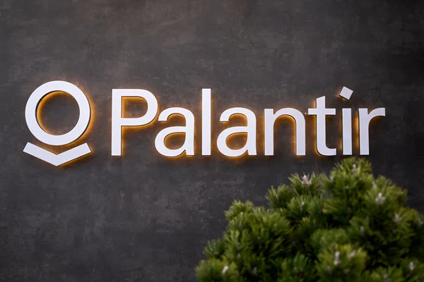 Enseigne de Palantir Technologies, entreprise impliquée dans des contrats gouvernementaux de grande envergure.
