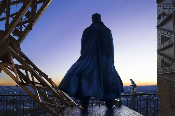 Vue depuis la tour Eiffel au crépuscule, illustrant l'ambiance parisienne du Netflix Book Festival.