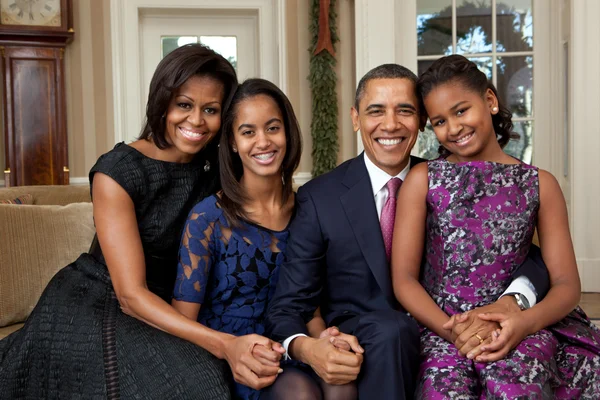 Portrait officiel de la famille Obama dans le Bureau ovale, par Pete Souza.