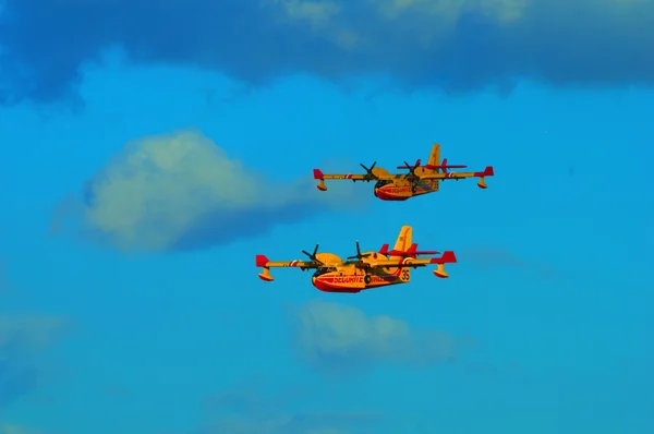 Deux Canadair CL-415 de la Sécurité Civile en vol en formation.