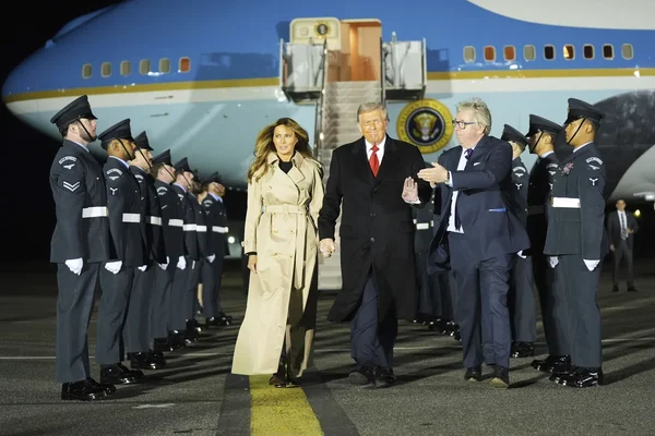 Donald Trump et Melania Trump arrivant au Royaume-Uni pour une visite d'État.