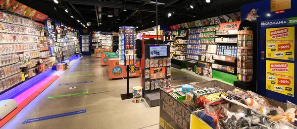 Intérieur d'une boutique Micromania Zing présentant des mangas et figurines.