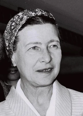 Simone de Beauvoir dans un portrait en noir et blanc, avec foulard et veste rayée.