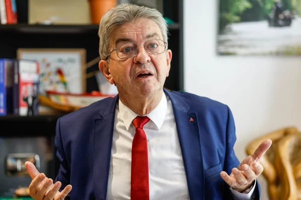 Jean-Luc Mélenchon dénonce la décision de Sony d'abandonner les disques de jeux vidéo.