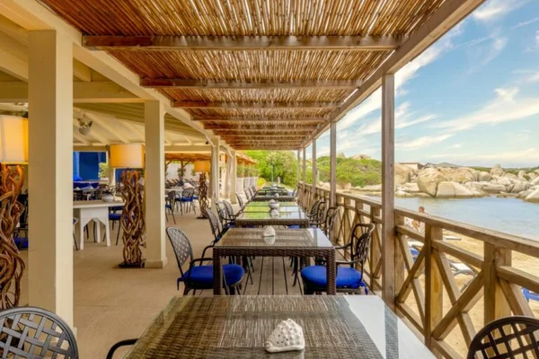Le Shore Club de Cavallo : une terrasse élégante face à la mer.