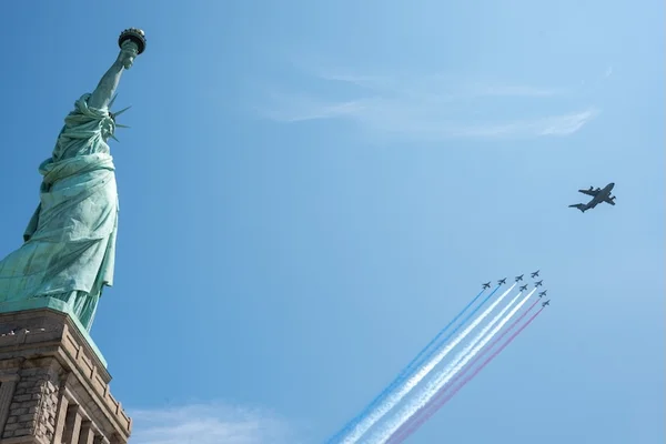 La statue de la Liberté et un spectacle aérien avec des traînées aux couleurs américaines.