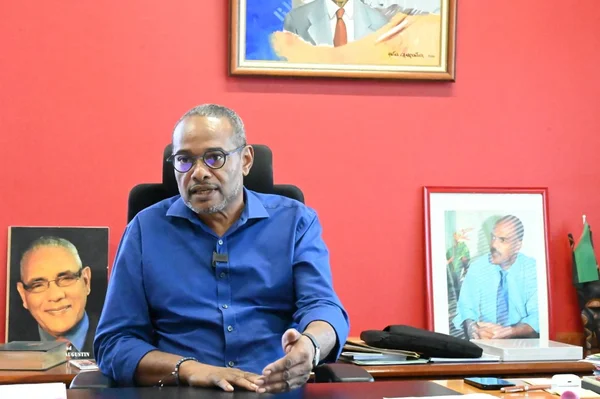 Didier Laguerre, maire de Fort-de-France, s’exprimant dans son bureau.