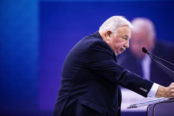 Un intervenant s'exprime au pupitre lors d'une séance au Sénat.