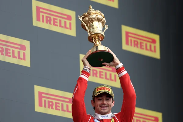 Charles Leclerc soulève le trophée de la victoire au Grand Prix de Grande-Bretagne.
