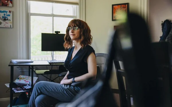 Freida McFadden dans son espace de travail, interviewée par Le Parisien.