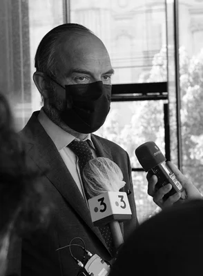 Édouard Philippe en dédicace à la médiathèque Falala de Reims, interviewé par la presse.