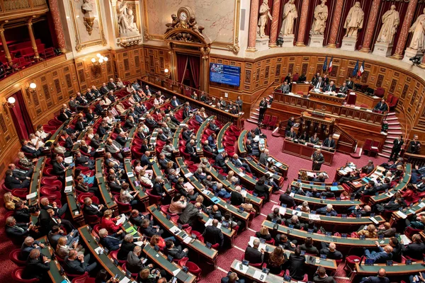Le Sénat en séance, hémicycle orné de statues et boiseries