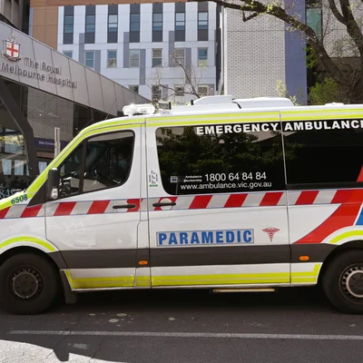 Ambulance devant le Royal Melbourne Hospital, liée à l'enquête sur les morts lors de la panne Optus.