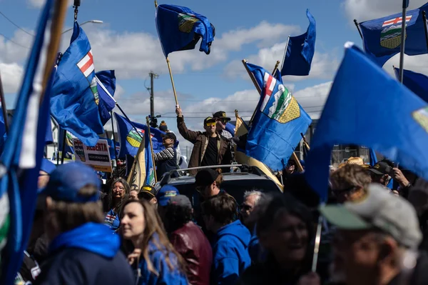 Rassemblement séparatiste en Alberta avec des drapeaux provinciaux.