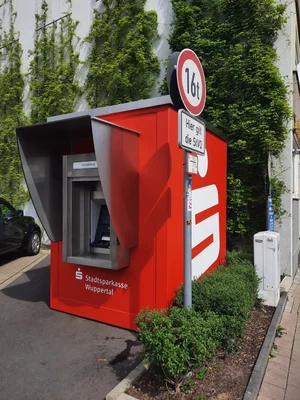Distributeur automatique de billets de la Stadtsparkasse Wuppertal sur un parking à Wuppertal-Barmen, en avril 2025.