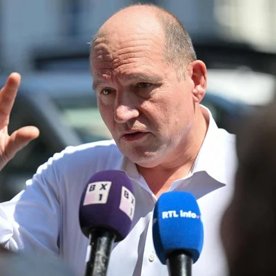 Un intervenant s'exprime devant les médias sur l'incendie de la tour Oxy à Bruxelles.